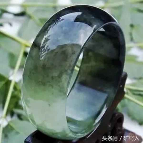 蓝田日暖玉生烟形容什么、蓝田日暖玉生烟比喻的生肖