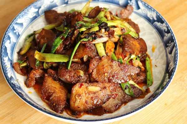 回鍋肉用什么炒才好吃—回鍋肉里面炒什么配菜回鍋肉