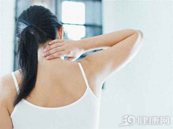 三个动作缓解肩膀酸痛(左肩痛的10大疾病征兆)