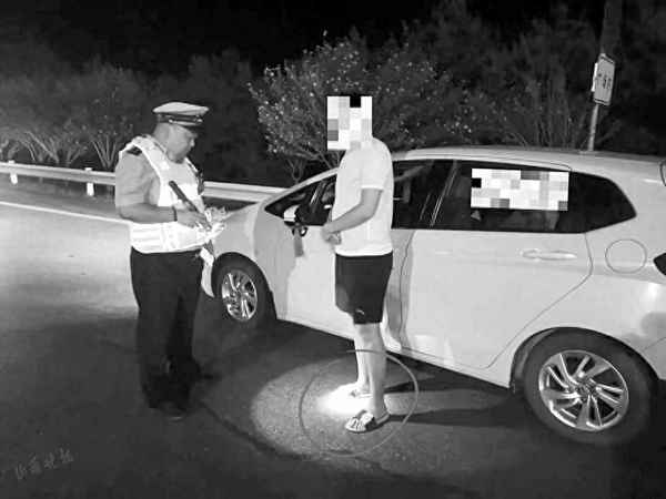 穿拖鞋開車是否安全,穿拖鞋能開車子嗎