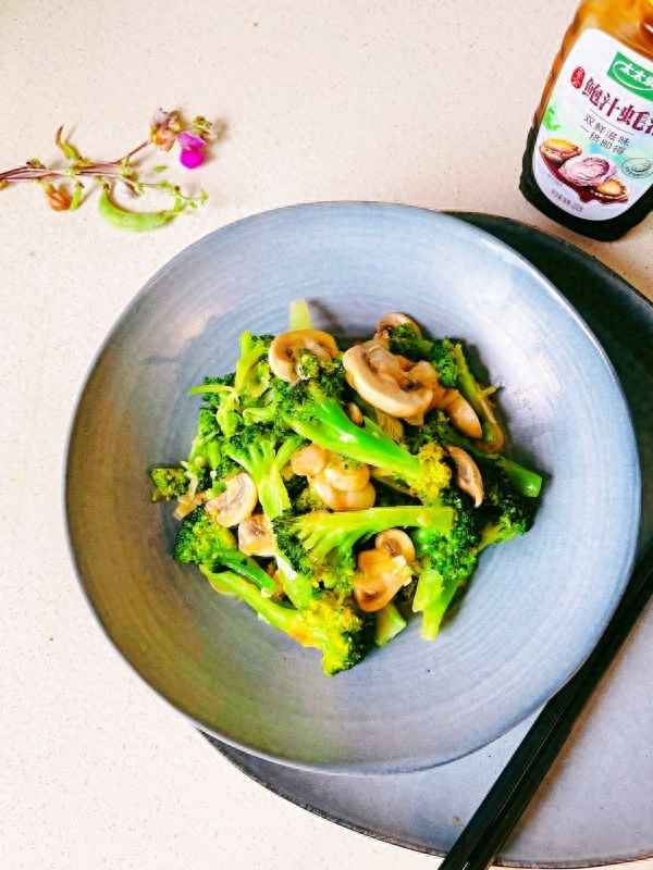 白蘑菇怎么炒好吃又簡單;口蘑怎么炒好吃