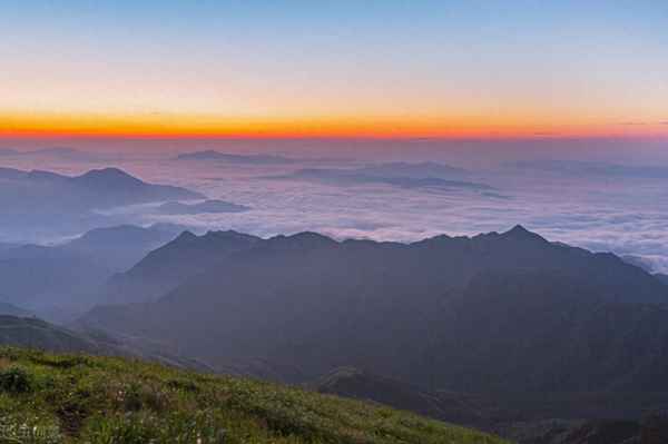 细雨霏霏柳眼开,云烟缭绕似仙台、细雨霏霏柳眼开,云烟缭绕似仙台出自