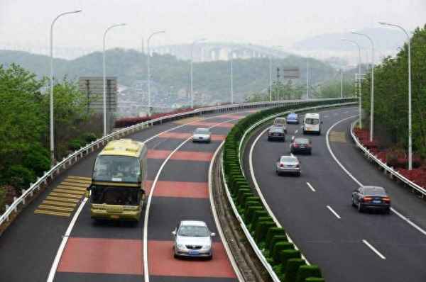 高速路口汇入车流有车怎么办;高速入口汇入