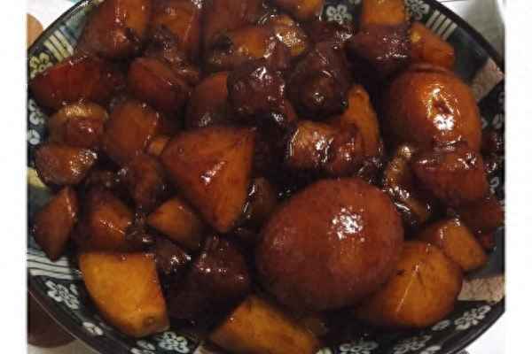 麻辣土豆紅燒肉的做法;麻辣土豆片炒肉的做法