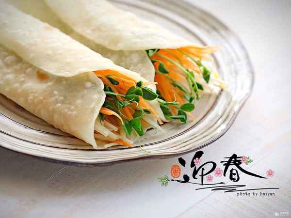 春餅的做法 家?！猴灥淖龇页Ｗ龇?></p><p>立春日吃春餅稱(chēng)為“咬春”。在立春這一天要吃一些春天的新鮮蔬菜，既為防病，又有迎接新春的意味。唐《四時(shí)寶鏡》記載：“立春，食蘆、春餅、生菜，號‘菜盤(pán)’?！笨梢?jiàn)唐代人已經(jīng)開(kāi)始試春盤(pán)、吃春餅了。所謂春餅，又叫荷葉餅，其實(shí)是一種燙面薄餅－－用兩小塊水面，中間抹油，搟成薄餅，烙熟后可揭成兩張。春餅是用來(lái)卷菜吃的，菜包括熟菜和炒菜?？梢跃砣饨z炒菠菜、醋烹綠豆芽、素炒粉絲，攤雞蛋等，也可以卷些熟肉來(lái)吃，美味營(yíng)養哦！</p><p>By 海燕的窩 【豆果美食官方認證達人】</p><ul><li>普通面粉 300克</li><li>開(kāi)水 150克</li><li>鹽 2克</li><li>各種蔬菜 適量</li><li>醬料 適量</li></ul><p>1、開(kāi)水和面，加入鹽，揉成光滑的面團醒1小時(shí)，分小劑子，其中一個(gè)劑子抹油，</p><p>2、兩個(gè)疊在一起</p><p>3、搟成薄餅</p><p>4、鍋不放油，中小火烙至鼓起翻面</p><p>5、烙至成熟即可，烙至時(shí)間不宜過(guò)長(cháng)</p><p>6、趁熱撕開(kāi)</p><p>7、各種菜洗凈擦絲，可以炒熟也可以開(kāi)水焯一下，餅抹醬料，卷上熟的蔬菜即可享用啦</p><p>8、春天的氣息</p><p>9、美味</p><p>10、咬春啦</p><p>----------</p><p>豆果美食，家庭廚房領(lǐng)域最大的美食社區及交易平臺；</p><p>85萬(wàn)道美食菜譜，任您挑選，可在各大應用市場(chǎng)下載【豆果美食】App查看。</p>            </div>
          </div>
          <div   id=