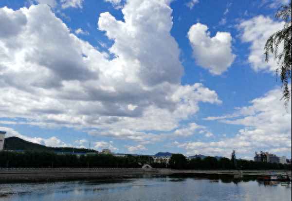 万里乌云和万里无云的区别(万里乌云和万里无云的拼音)