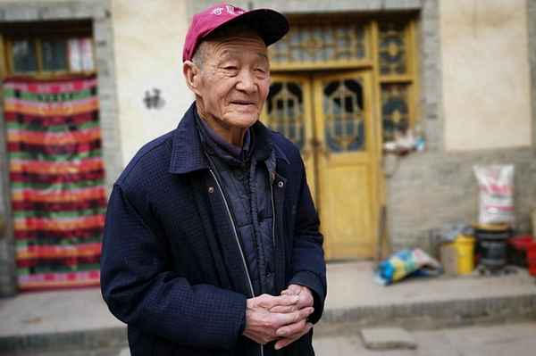一般农村老人赡养费是多少钱、不赡养老人由谁起诉