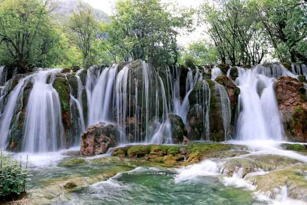 神奇九寨画中天,掠魄牵魂人欲仙;九寨的神奇