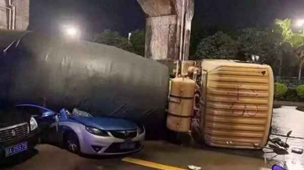 海南大罐车压扁出租车_海口搅拌车压扁出租车