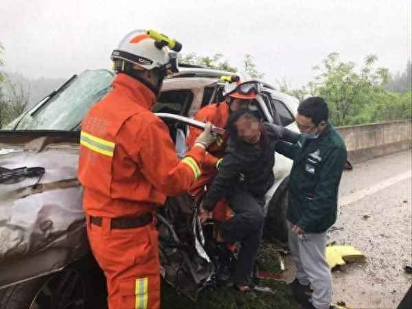 贵阳出租车追尾油罐车—贵阳出租车车祸现场图片
