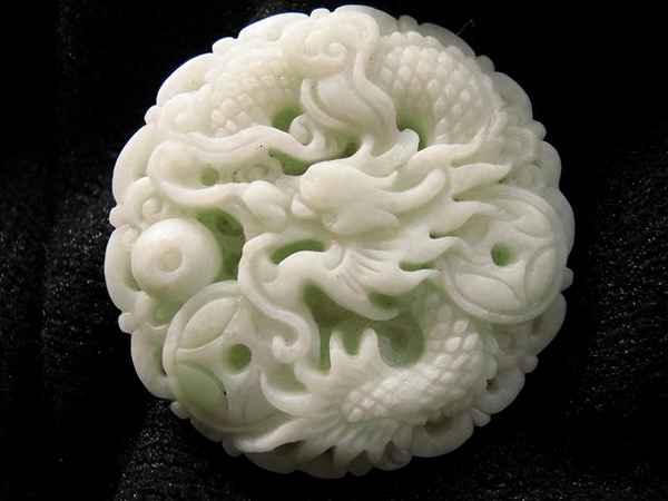 蓝田玉什么颜色最贵(蓝田玉什么颜色最贵图片)