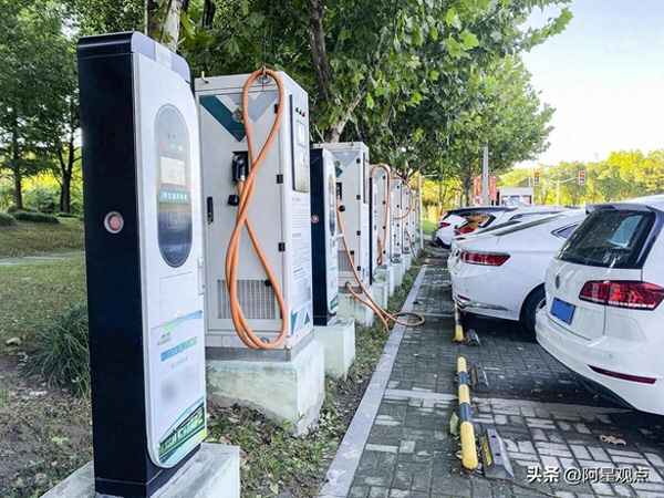 續(xù)航400公里充滿電要多少度—續(xù)航400公里充滿電要多少度比亞迪前四后八充多少度電