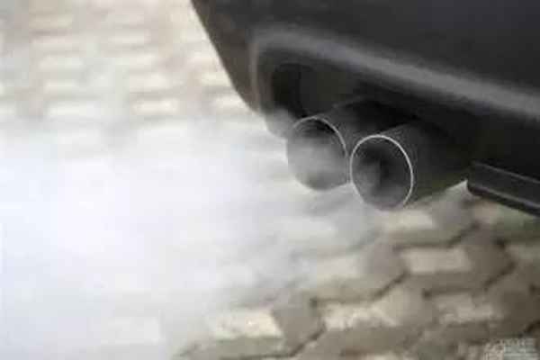 柴油車后面冒黑煙怎么回事、柴油車后面冒白煙