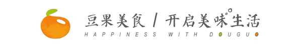 吉野家照燒雞排飯辣嗎—吉野家照燒雞排飯?jiān)趺礋?></p><p>有多少人對吉野家的照燒雞排飯情有獨(dú)鐘？如果我說，你自己在家就能做出秒殺吉野家的美味，你能相信嗎？</p><p>今天我們就用雞腿肉來替代雞排，做一碗汁香味美的照燒雞腿飯吧～照這個方子做出來的雞腿飯，雞肉鮮嫩入味，雞皮酥脆，雞肉上掛著飽滿的醬汁，甜咸口兒的湯汁拌米飯絕了！再搭配蔬菜，清爽不膩又營養(yǎng)均衡。</p><p>還有獨(dú)家照燒汁的做法，只需要家常的調(diào)味料，就能做出獨(dú)家秘制照燒汁。學(xué)會這碗香噴噴的照燒雞腿飯，再也不用去外面吃啦～</p><p><strong>照燒雞腿飯</strong></p><p><strong>▽</strong></p><p>by 孩媽妮妮</p><p><strong>·主料·</strong></p><p>雞腿｜600克</p><p>西蘭花｜適量</p><p>胡蘿卜｜1根</p><p>洋蔥｜半個</p><p><strong>·配料·</strong></p><p>蔥｜1棵</p><p>蒜｜5瓣</p><p>白糖｜10克</p><p>白胡椒粉｜1克</p><p>椒鹽｜2克</p><p>生抽｜40克</p><p>冰糖｜20克</p><p>老抽｜4克</p><p>蠔油｜20克</p><p>蜂蜜｜10克</p><p>低度白酒｜15克</p><p>姜｜2片</p><p><strong>·做法·</strong></p><p><strong>1. </strong>雞腿洗凈去骨。</p><p><strong>2. </strong>用竹簽子或叉子在雞皮處扎一些眼兒，這樣可以防止皮縮。</p><p><strong>3.</strong>雞腿翻過來，雞皮向下，用刀背輕輕捶打。請不要省略此步，這是為了使肉質(zhì)滑嫩，更加入味。</p><p><strong>4.</strong>蔥切段，蒜3瓣拍扁即可。</p><p><strong>5. </strong>雞腿肉入盆，加入蔥段、蒜瓣、20克生抽、1克白胡椒粉、10克白糖、2克椒鹽用手抓勻。</p><p><strong>6. </strong>多抓一會，抓到所有液體調(diào)料吃進(jìn)肉里，加蓋腌制1～2小時。</p><p><strong>7. </strong>先來熬雞骨湯：雞骨首先用冷水焯水，撈出，加入開水、蔥、姜、洋蔥大火煮開，小火約30分鐘就可以得到雞腿骨湯了。</p><p><strong>8. </strong>再來準(zhǔn)備配菜：胡蘿卜洗凈去皮，切滾刀塊；西蘭花洗凈去根，掰成小朵。</p><p><strong>9. </strong>鍋內(nèi)加水、鹽、幾滴食用油燒開，下入胡蘿卜煮2～4分鐘。</p><p><strong>10.</strong>加入西蘭花煮至開鍋，立馬撈出入冷水過涼備用。</p><p><strong>11. </strong>這個時候雞湯也熬好了，來制作照燒汁：雞湯過濾，取雞湯約300克，加入生抽20克、冰糖20克、老抽5克、低度白酒15克燒開，小火慢慢熬，熬到剩下2/3的汁液關(guān)火，加入蠔油20克、蜂蜜10克攪勻。</p><p><strong>12. </strong>不沾鍋燒熱，把雞腿肉雞皮向下放入，中小火煎制。</p><p><strong>13.</strong>用中小火煎至雞皮表面金黃，翻面。</p><p><strong>14.</strong>同樣煎至表面金黃，中途可以多翻幾次，以達(dá)到成熟度一致。</p><p><strong>15. </strong>然后倒入照燒醬汁，轉(zhuǎn)大火收汁，記得雞腿中途要翻面。</p><p><strong>16. </strong>最后湯汁收至略微濃稠，汁不要收干，這個汁澆在雞腿和米飯上最好吃。</p><p><strong>17. </strong>最后，雞腿切塊搭配米飯和配菜即可上桌，快趁熱吃吧！</p><p><strong>小貼士</strong></p><p>1. 捶打雞肉是要把雞腿里的筋捶松、捶斷，使肉質(zhì)滑嫩，同時可以更快入味。2. 雞肉腌制時間不能太短，最好1～2小時以上。</p><p><strong>在公眾號對話框輸入菜品名</strong></p><p><strong>會有做法自動回復(fù)給你哦</strong></p><p><strong>▽ </strong>更多美食做法請點(diǎn)擊 ▽</p><p><strong>·----- 往期回顧 -----·</strong></p><p>秋天就得這樣吃～</p><p>少油少鹽低熱量，助消化～</p><p>你還認(rèn)識它嗎？</p><p><strong>廣告合作</strong></p><p>微信：yanyupeng </p><p>QQ：85776753 </p><p>Tel：8610-59576128 </p><p>Mail：sc@douguo.com</p><p><strong>招聘</strong></p><p>Mail：hr@douguo.com</p>            </div>
          </div>
          <div   id=