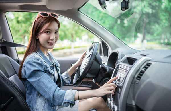 駕駛車輛右腳的正確位位位置-駕駛汽車 右腳的位置
