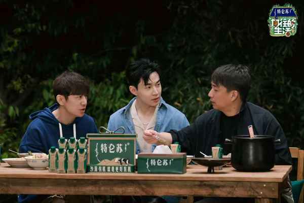 何炅回学校的视频(何炅回学校的视频是真的吗)