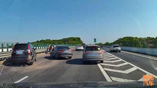 高速发生事故怎么办;高速公路发生事故怎么办