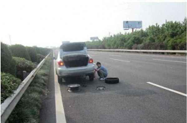 車爆胎了找誰救援_保險公司免費換胎幾次