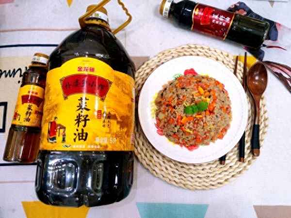 臘腸炒飯里面都放什么配菜-臘腸炒飯臘腸直接炒？