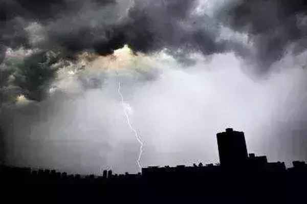 下雨可以玩手机吗—下雨的时候可以玩手机吗？