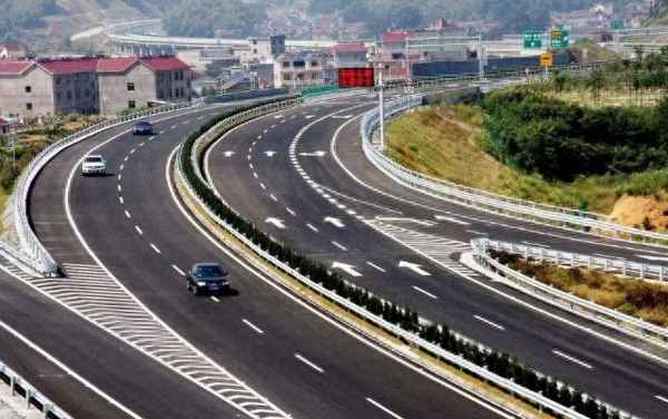 下高速收费出口倒车会违章吗_下高速在收费口倒车会拍吗