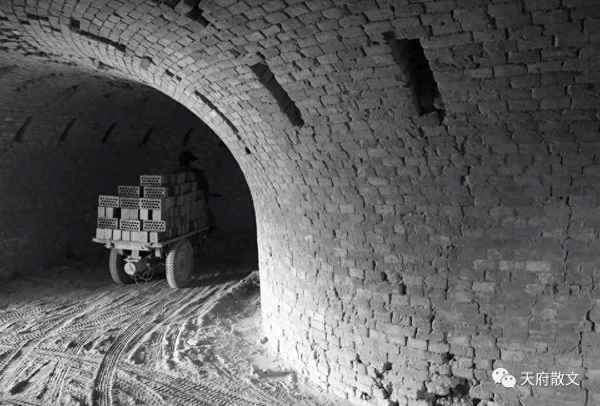 遥望洞庭山水色,白银盘里一青螺;遥望洞庭山水色白银盘里一青螺是描写春天的吗