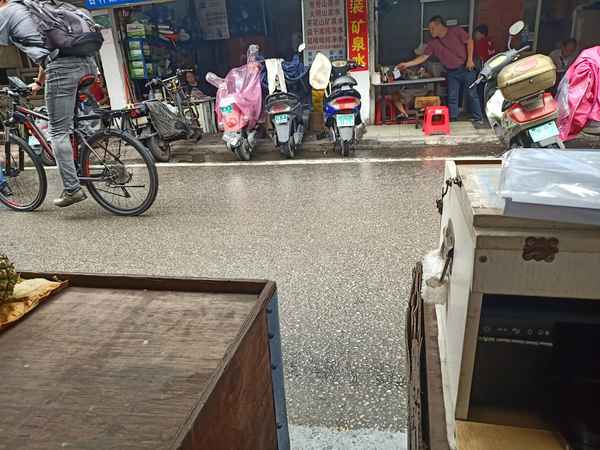 早上下雨早市还出摊吗,早上下暴雨