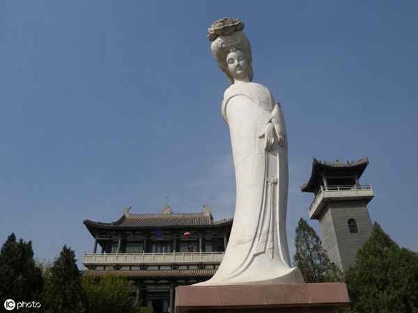 名花倾国两相欢的出处(名花倾国两相欢什么意思)