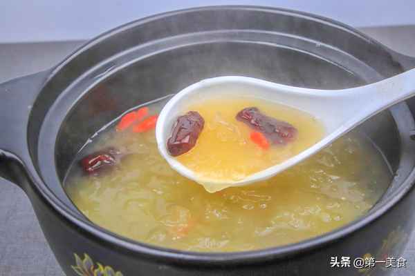 銀耳紅棗湯的做法;蓮子銀耳紅棗湯的做法