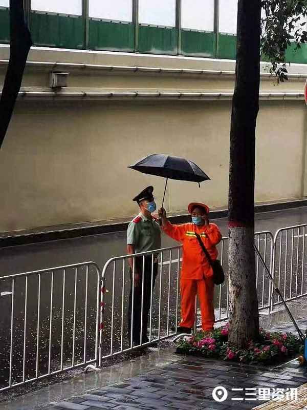 环卫工雨中为武警撑伞(环卫工雨中为武警撑伞视频)