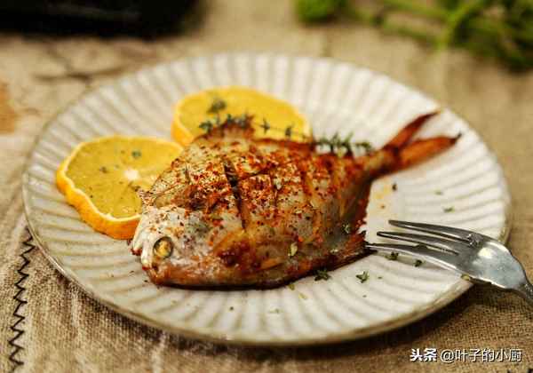 烤鱸魚(yú)最簡(jiǎn)單的做法_烤鱸魚(yú)最簡(jiǎn)單的做法大全