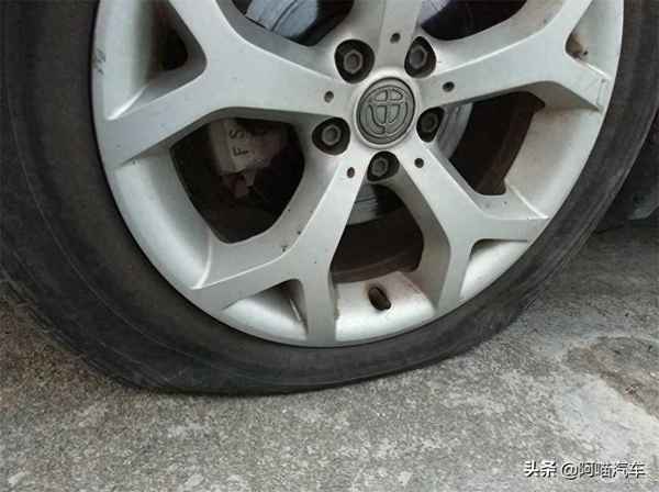 汽車輪胎脫皮了怎么回事(車輪胎脫皮還能再用嗎？)