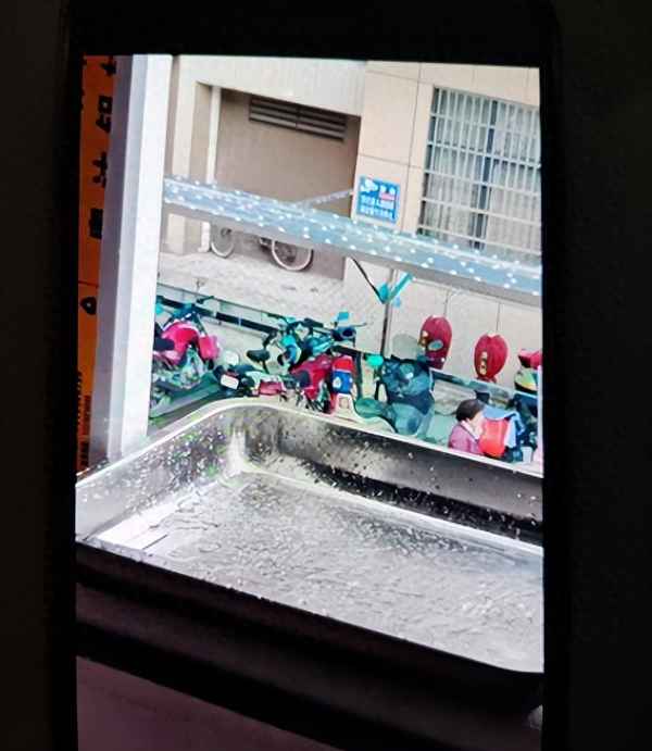楼上经常浇花漏水下来怎么办(楼上浇花滴水扰民可以报警吗)