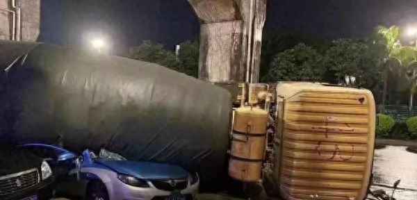 搅拌车把出租车压成纸片-搅拌车一个神操作救下出租车