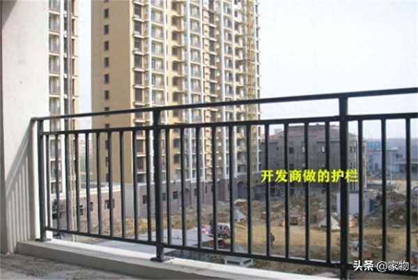 落地阳台玻璃未装护栏(阳台落地玻璃需要装护栏吗)