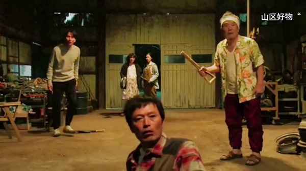 有一群人遇到丧尸躲到车底下_丧尸片一群人躲在地下