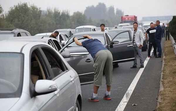 高速堵車尿急怎么辦、高速上堵車尿急怎么辦