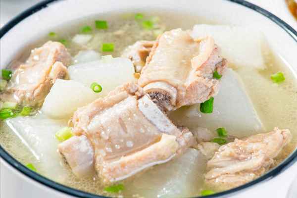 排骨湯里面放什么東西最好吃_排骨最經(jīng)典的12種配菜