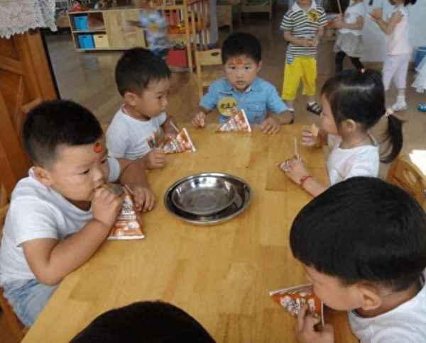 上门送的鲜牛奶到底好不好—医生不建议孩子喝鲜奶