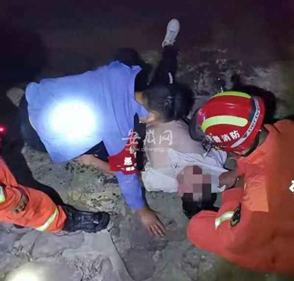 小伙跳河轻生被辅警拽住;小伙跳河小哥微笑救人