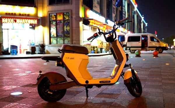 多位宝妈遛娃时手持武器防身,遛娃防身