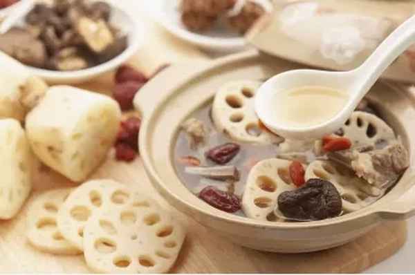蓮菜排骨湯的功效與作用_蓮菜排骨湯上火嗎