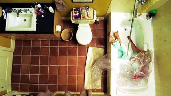 一群人躲在车底下的丧尸片,人躲车下面丧尸找不到