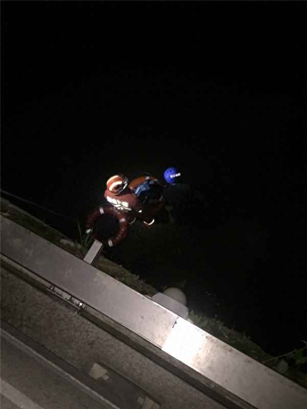 女孩跳河轻生无人救记者哭、女孩跳河轻生,警察不敢下水施救
