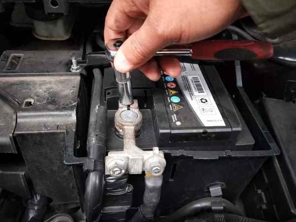 汽車電瓶漏電怎么查出哪里漏電,汽車電瓶漏電怎么檢查