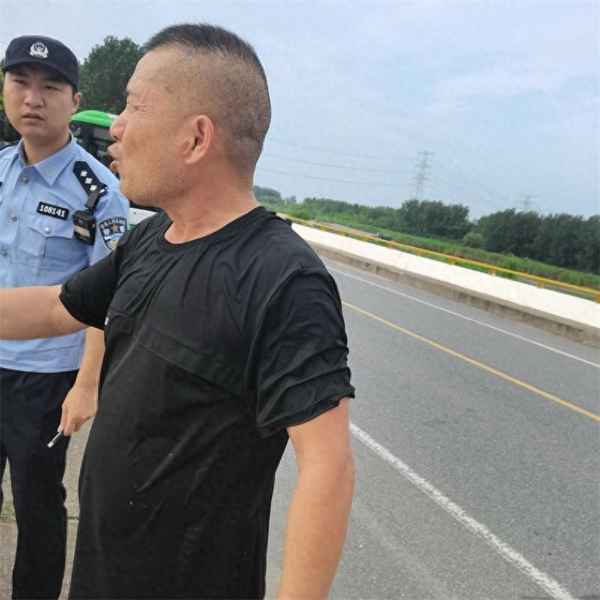 60多岁大爷跳河救轻生美女;大爷跳河救人失败