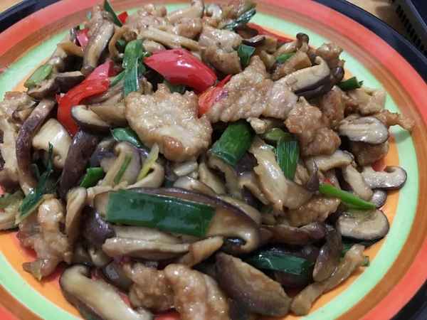 蘑菇炒瘦肉的做法家常菜,蘑菇炒肉好吃又簡(jiǎn)單的做法