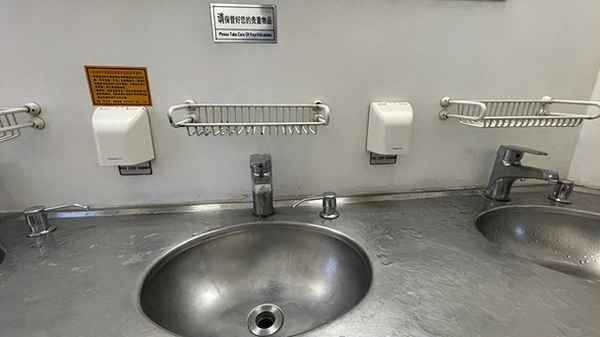 绿皮火车硬卧充电口-绿皮火车硬卧充电口在哪个位置