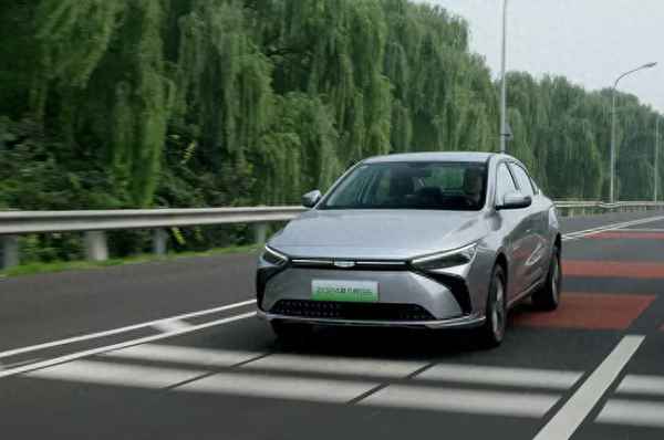 10萬左右的新能源汽車推薦(15萬左右的新能源汽車排行榜)