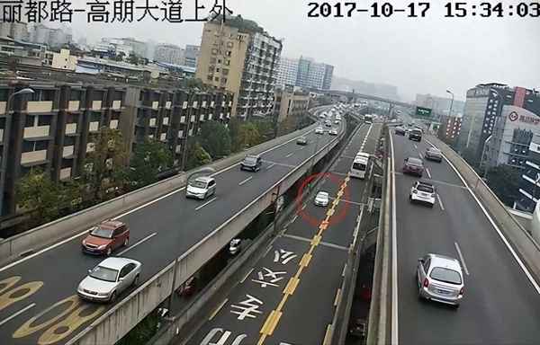 匝道进入高速时有车怎么办、匝道进入高速打什么灯